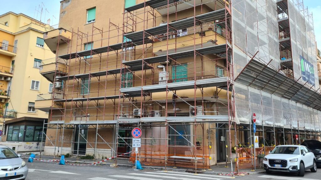 Facciata condominiale a Roma